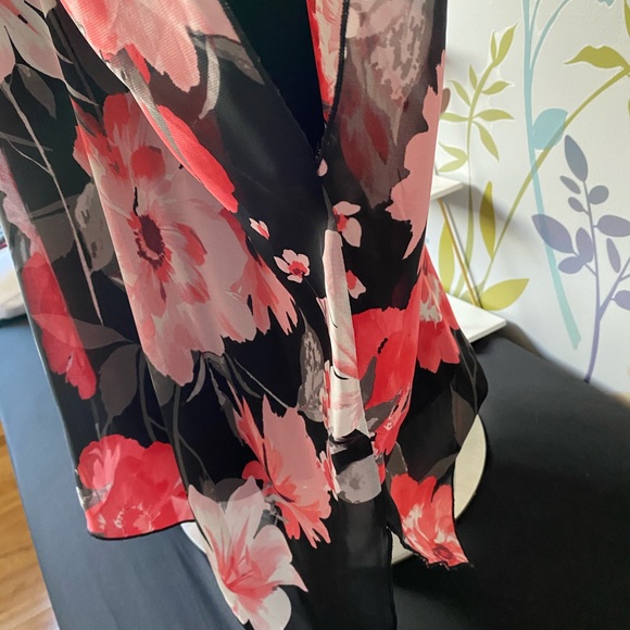 4/$20 Cold Shoulder Floral Blouse L - Picture 3 of 10